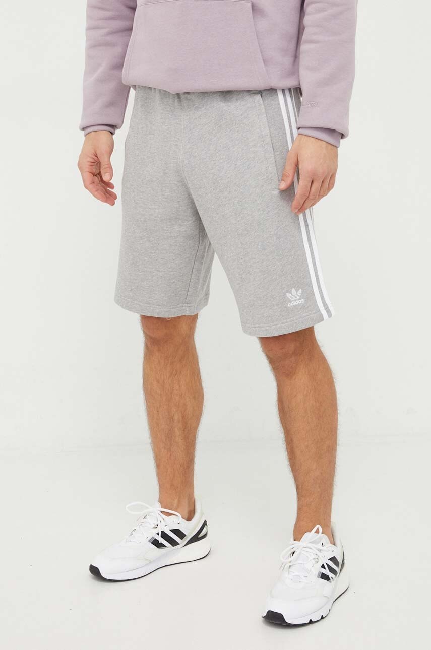 Βαμβακερό σορτσάκι adidas Originals Adicolor 3-Stripes χρώμα: γκρι, IU2340