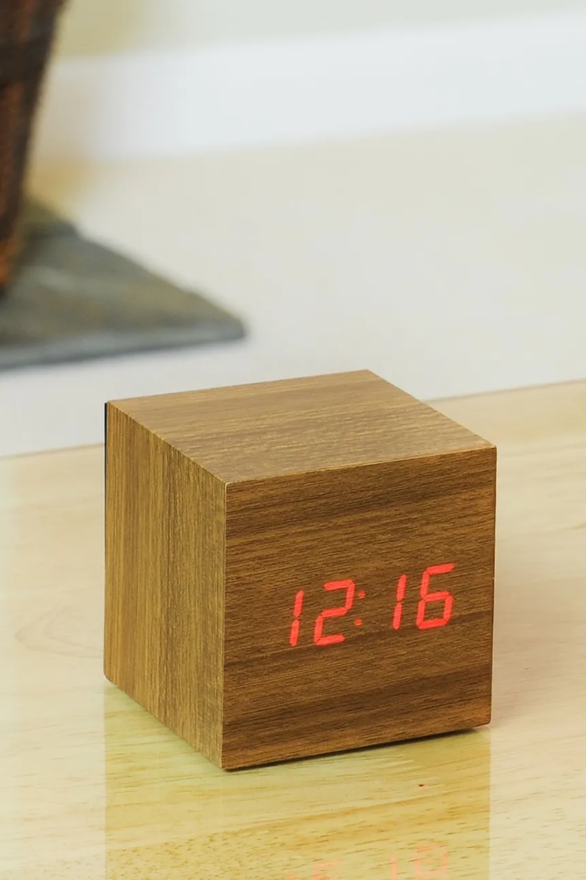 Επιτραπέζιο ρολόι Gingko Design Cube Click Clock χρώμα: καφέ