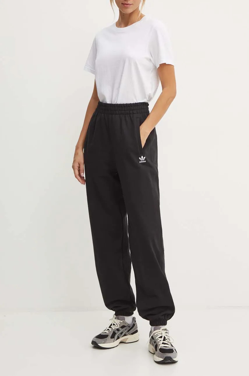 Βαμβακερό παντελόνι adidas Originals Essential χρώμα: μαύρο, IW0952