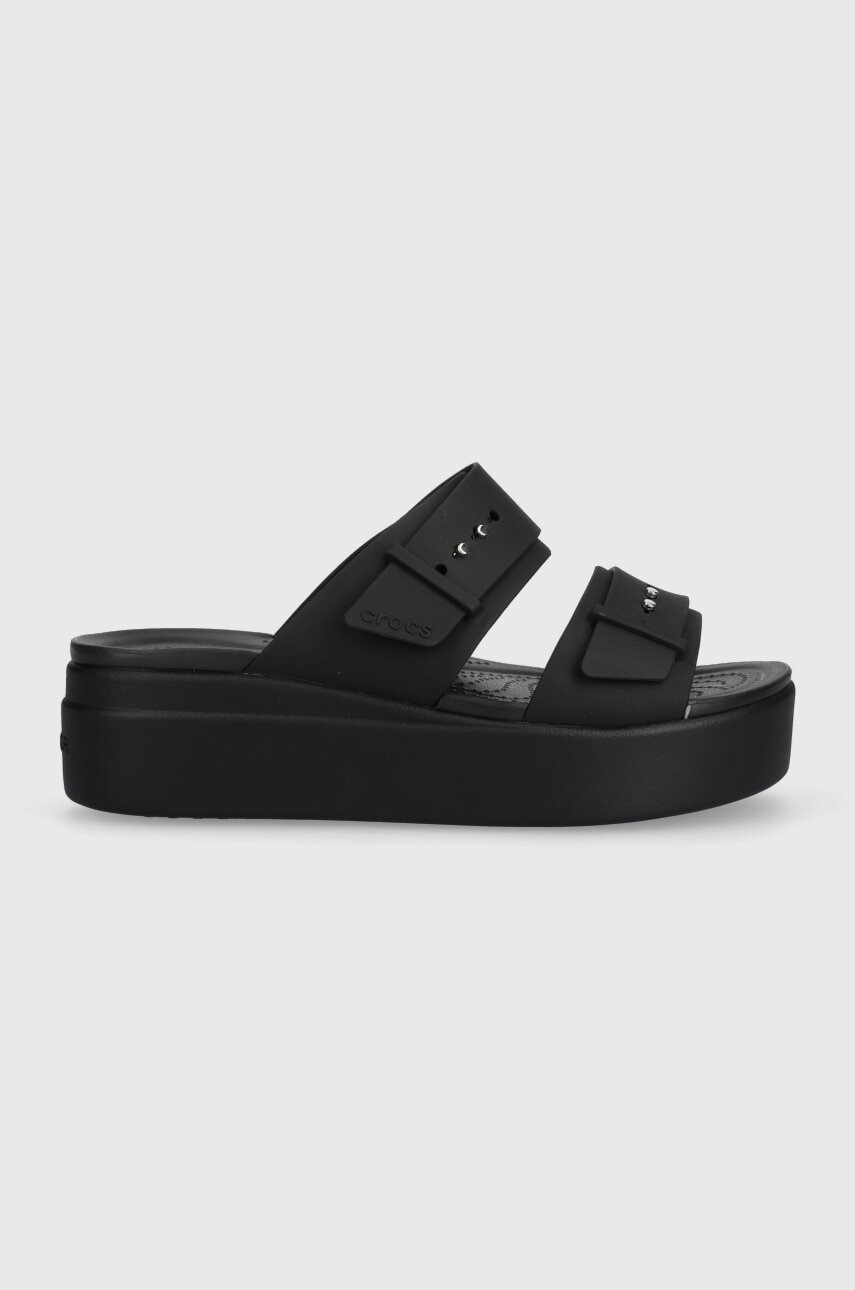 Παντόφλες Crocs Brooklyn Low Wedge Sandal Brooklyn Low Wedge Sandal χρώμα: μαύρο, 27431 IC0434 208728